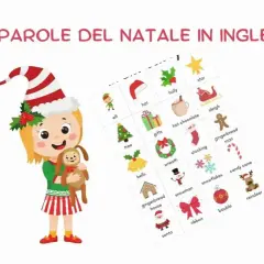 Un'elfa sorridente con un pupazzo tiene un foglio con parole di Natale in inglese, come "star", "hat", "gifts", "snowman", "reindeer".