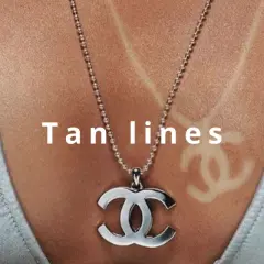 Un segno del costume in inglese, le "tan lines", evidenziato da un logo Chanel impresso dal sole sulla pelle abbronzata.