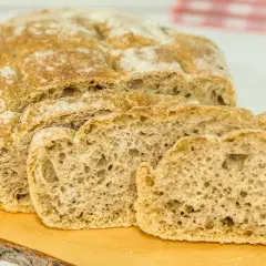Fetta di pane rustico su tagliere. Il pane è generalmente considerato incontabile, ma qui vediamo delle fette, quindi countable.
