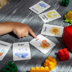 Bambino impara vocaboli inglesi sul tempo con carte illustrate: rainbow, rainy, hot, sunny, moon & star, lightning.
