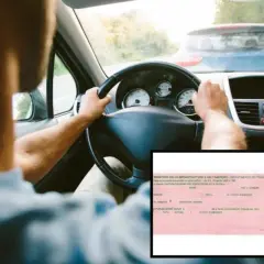 Mani sul volante, un uomo guida mentre un'auto blu lo segue. In basso, un documento rosa con testo italiano, che indica quale licenza è necessaria per guidare.