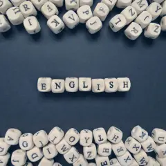 Dadi di legno compongono la parola "ENGLISH", che potrebbe essere la parola più lunga in inglese.