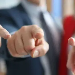 Dita puntate verso l'osservatore. Si usa per indicare, accusare o scegliere qualcuno.