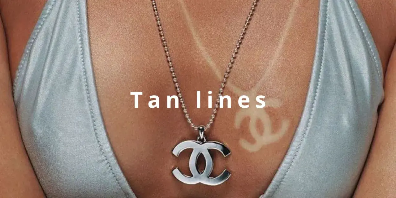 Un segno del costume in inglese, le "tan lines", evidenziato da un logo Chanel impresso dal sole sulla pelle abbronzata.