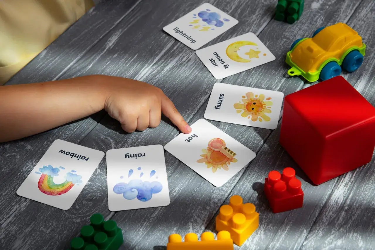 Bambino impara vocaboli inglesi sul tempo con carte illustrate: rainbow, rainy, hot, sunny, moon & star, lightning.